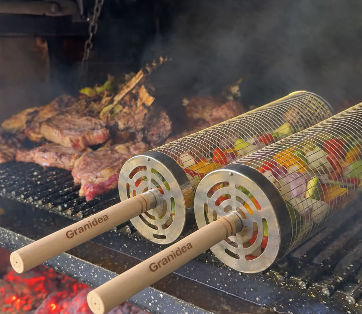 Dos canastos giratorios con verduras asándose sobre las brasas al lado de la carne