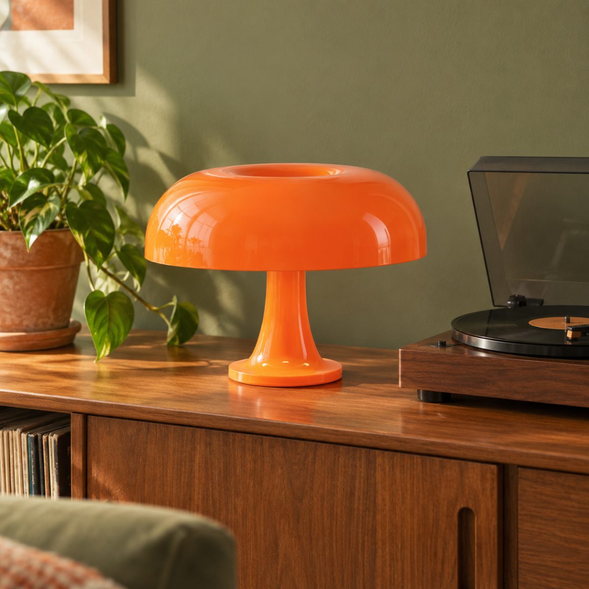 Lámpara hongo naranja Granidea de estilo retro años 60 sobre un aparador de madera