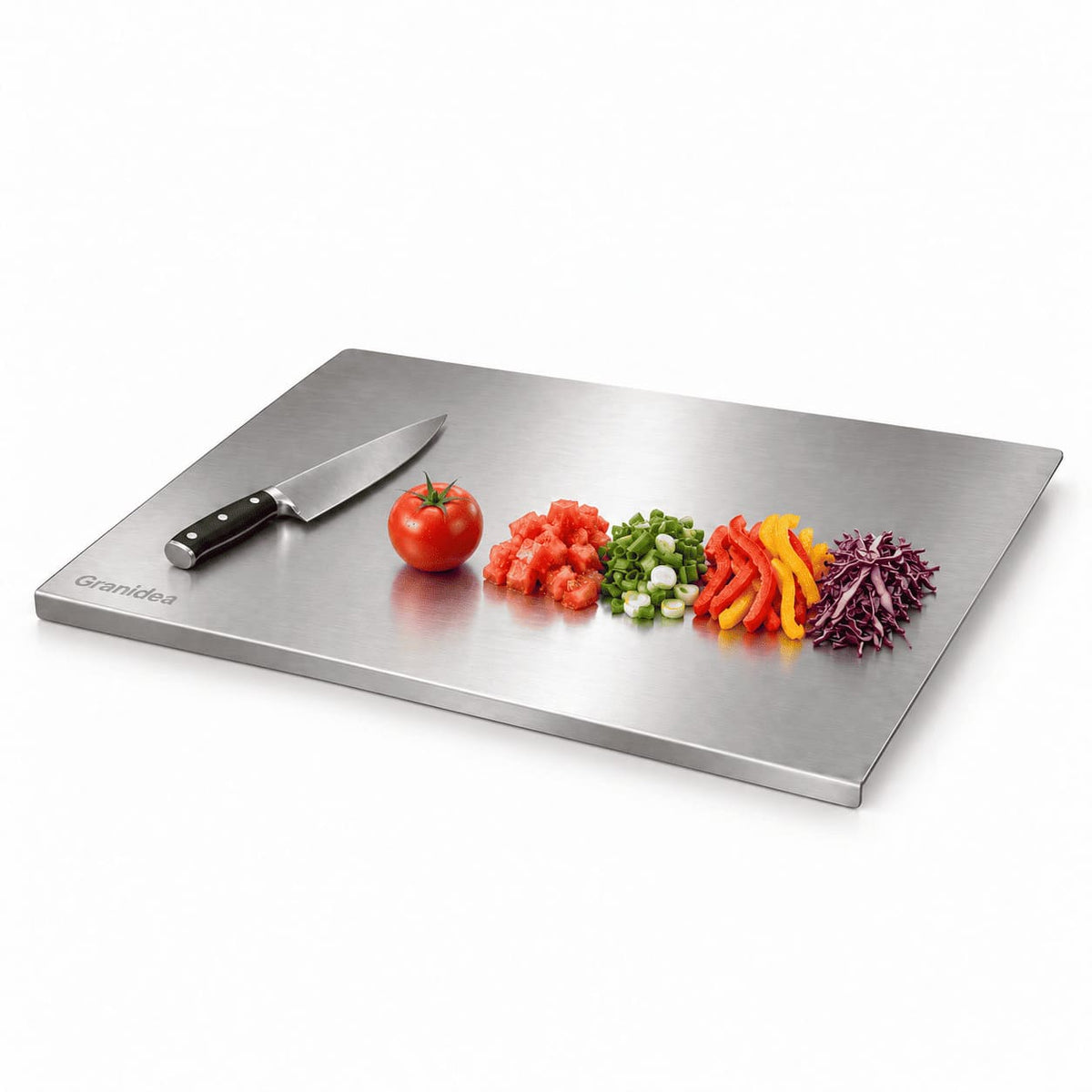 Tabla de picar de acero inoxidable Granidea con un cuchillo y verduras picadas encima